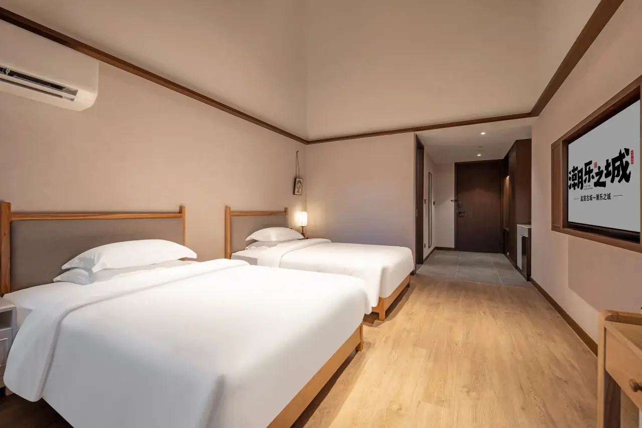 Interior of a twin room with simple decor and traditional elements.