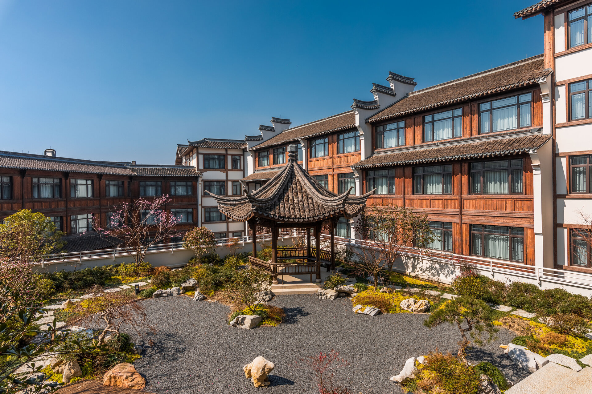 An overhead view of the internal courtyard shows a central water feature.