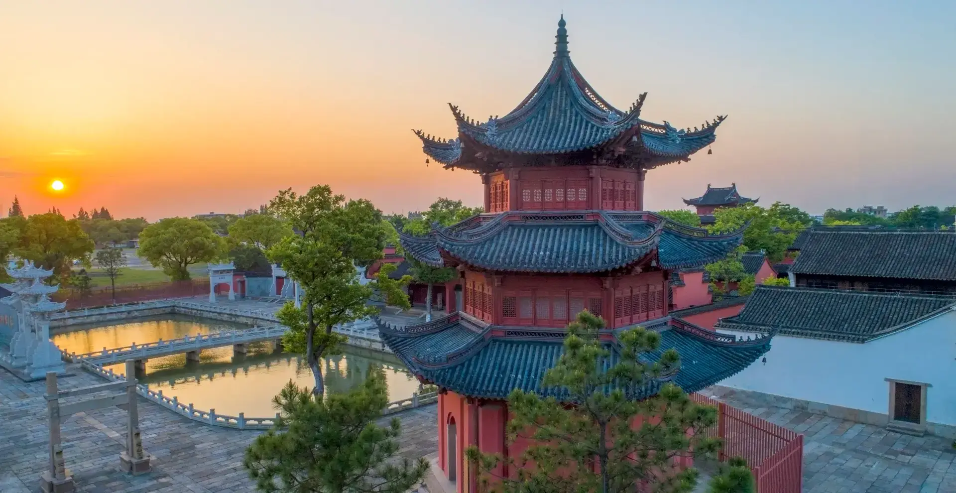 Three-tier pavilion of Yanguan Confucian Academy at dusk.