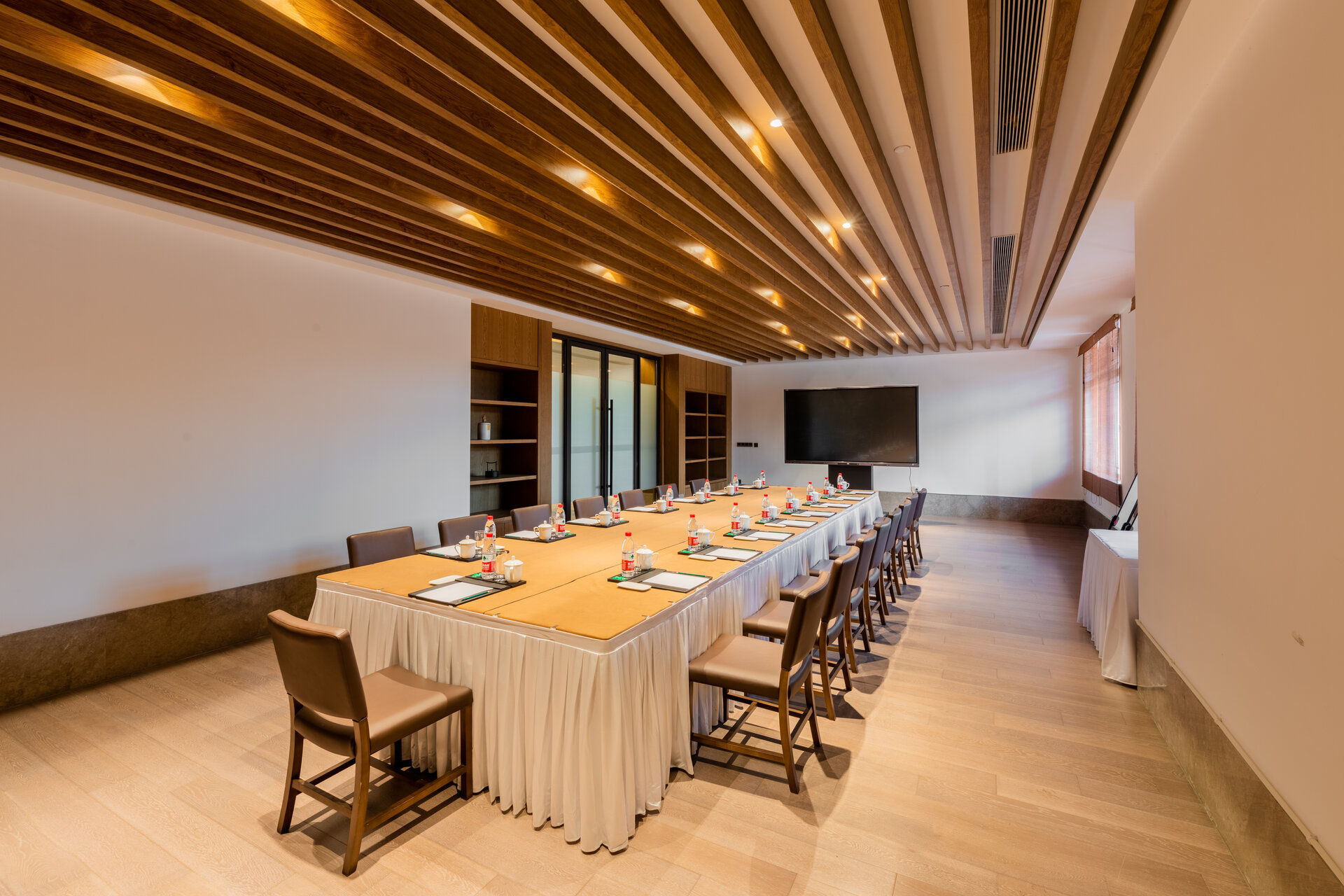 The meeting room is furnished with a long table and ergonomic chairs.