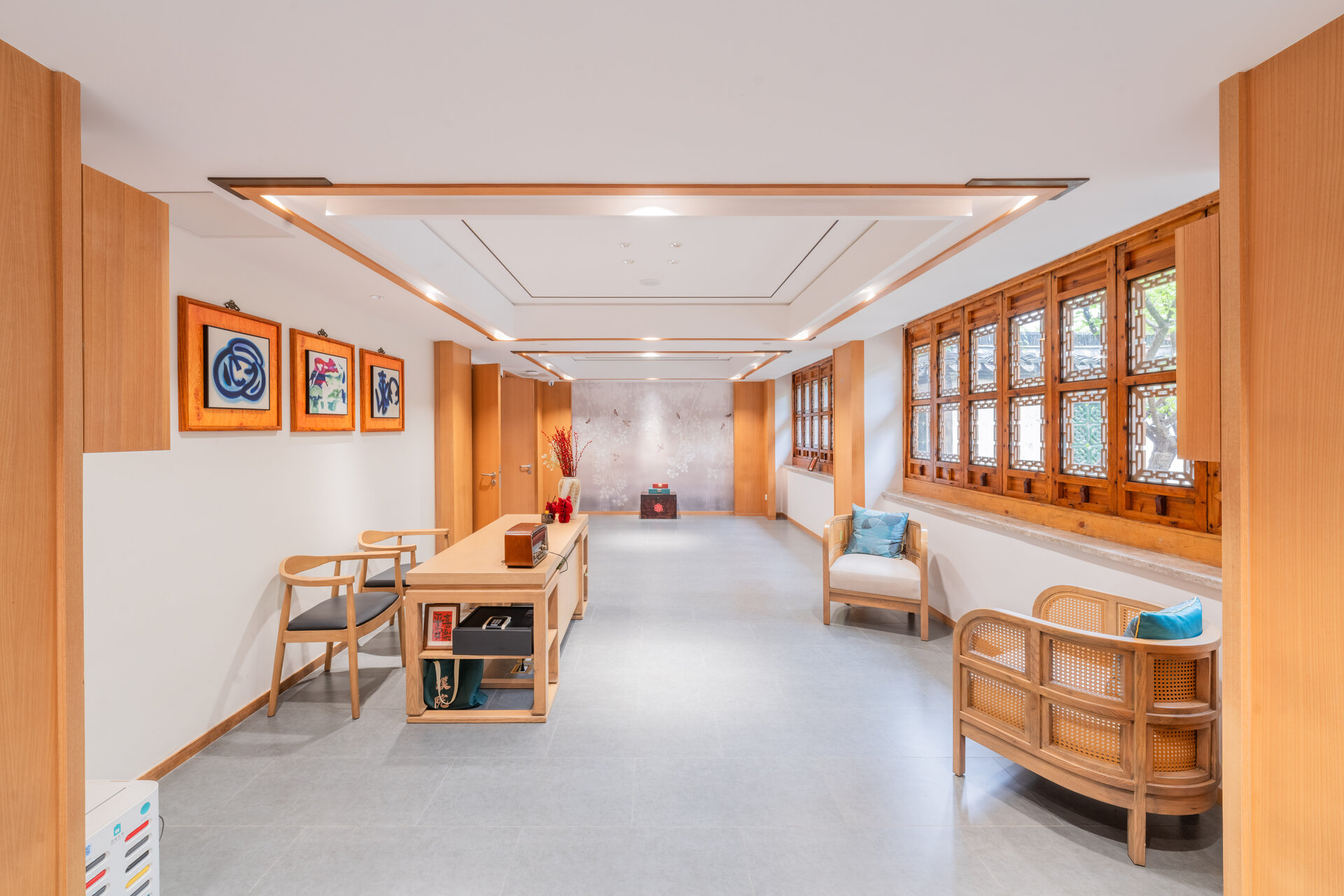 The lobby of the inn features traditional decor and warm lighting.