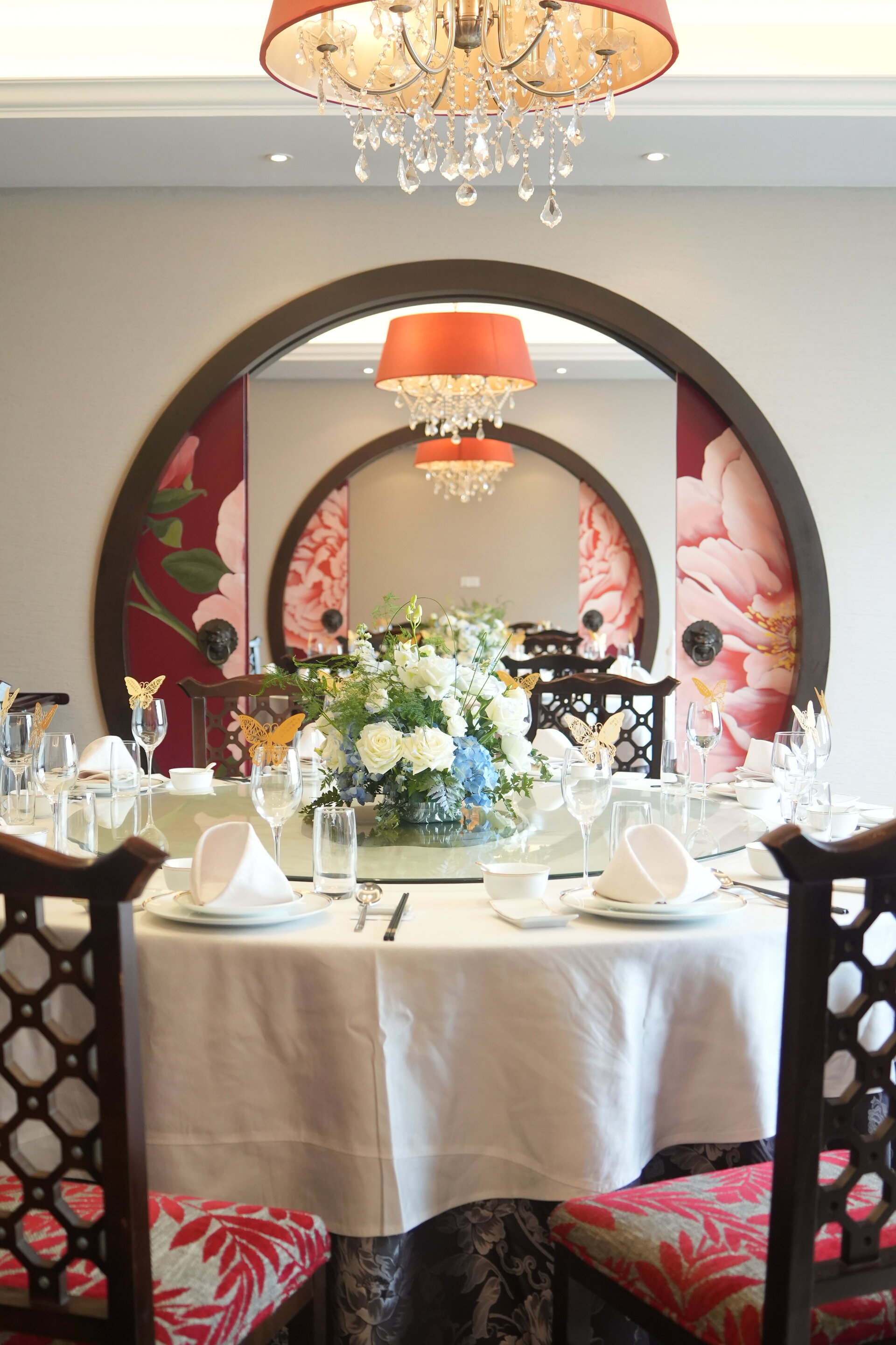 Restaurant with large round table