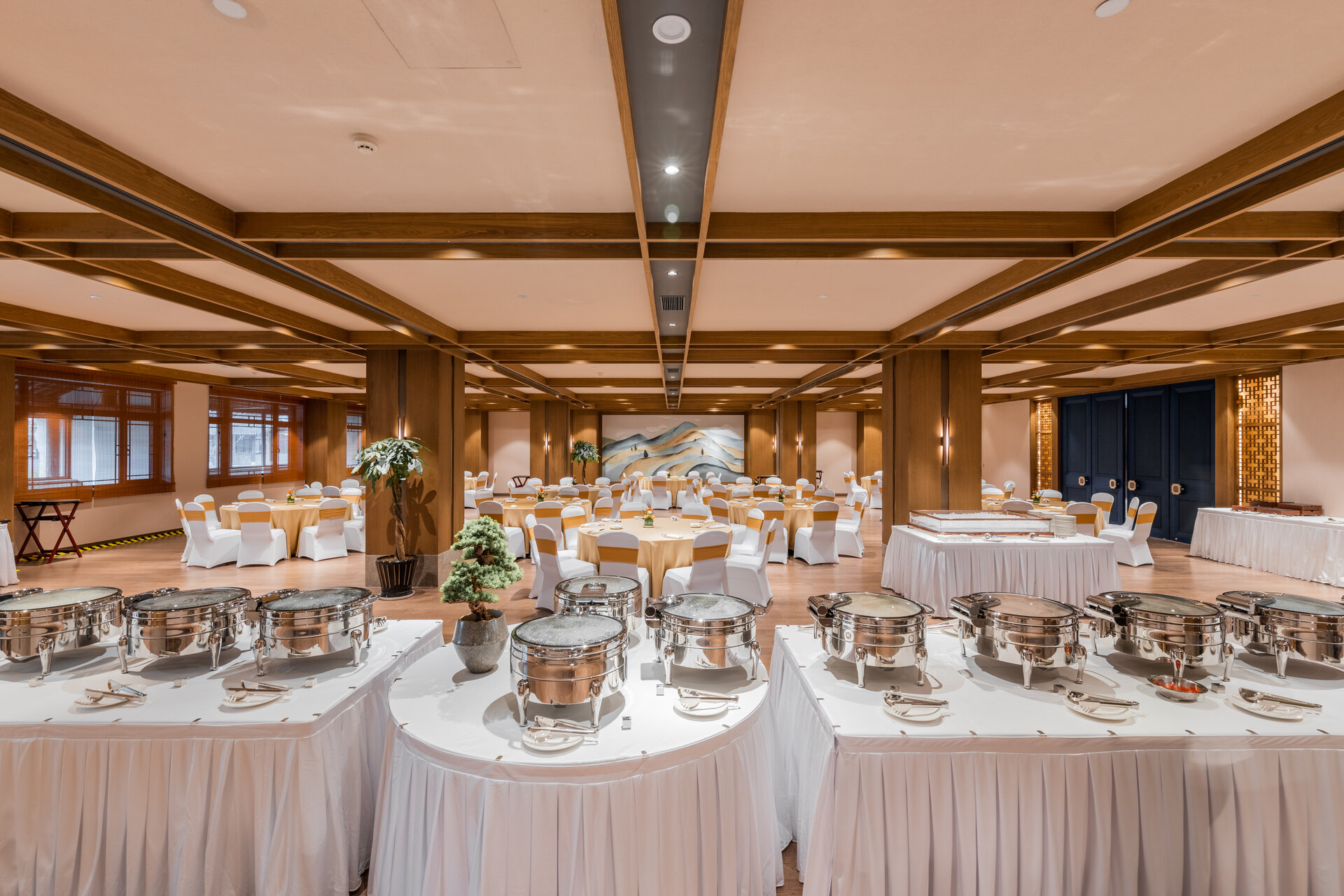The Puyu multi-function hall is elegantly decorated with flexible seating arrangements.