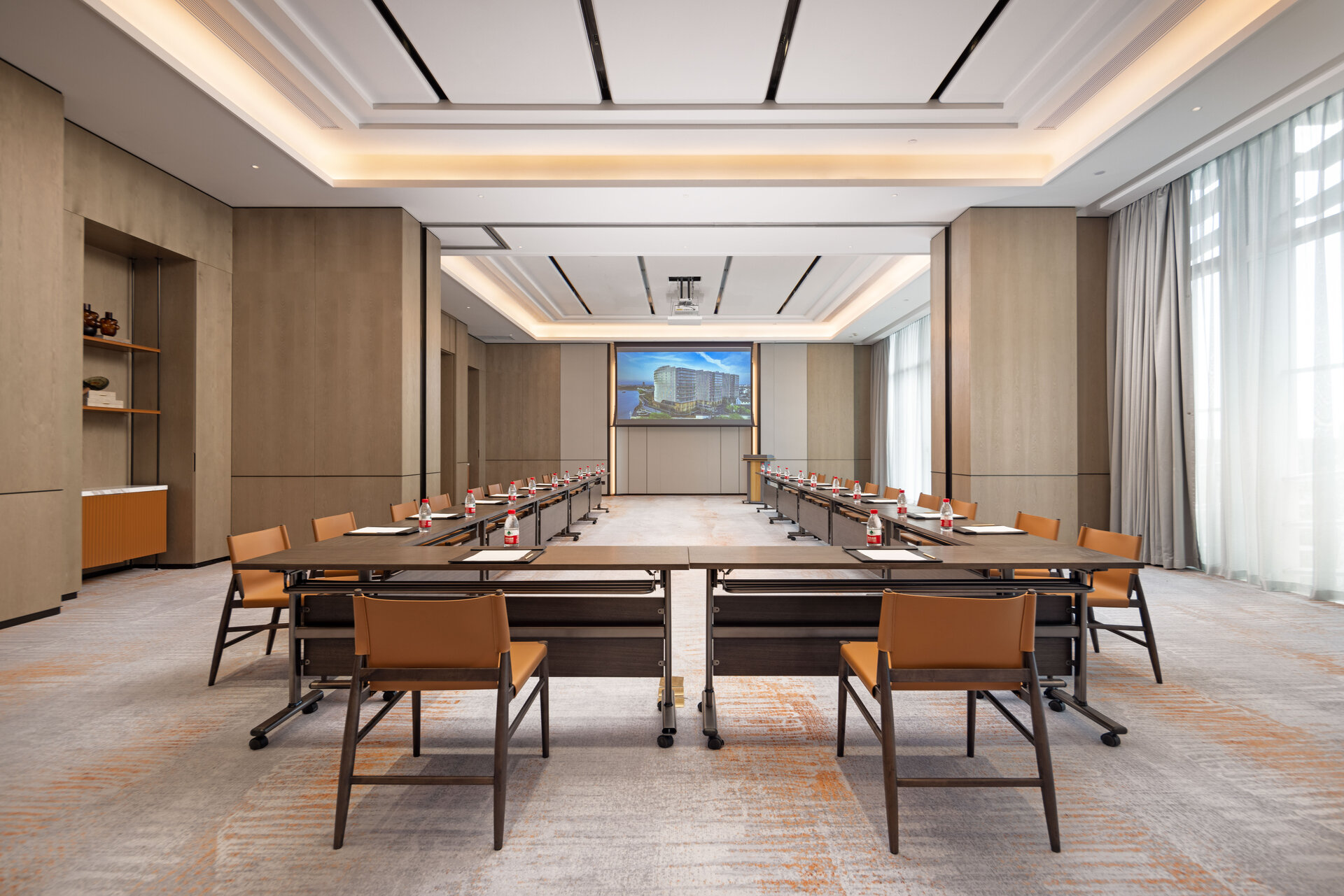 A versatile small meeting room designed for business gatherings and workshops.