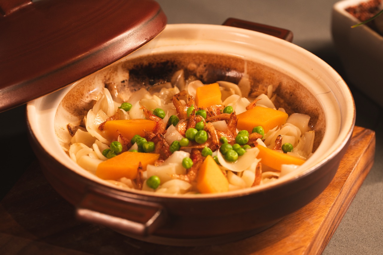 Casserole filled with lily bulb, pumpkin, peas and dried river shrimp.