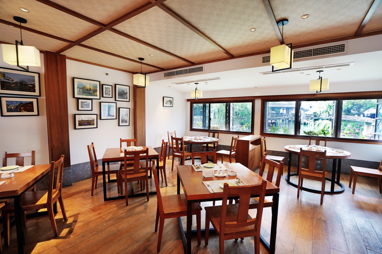 Elegant Chinese dining by the water in Wuzhen