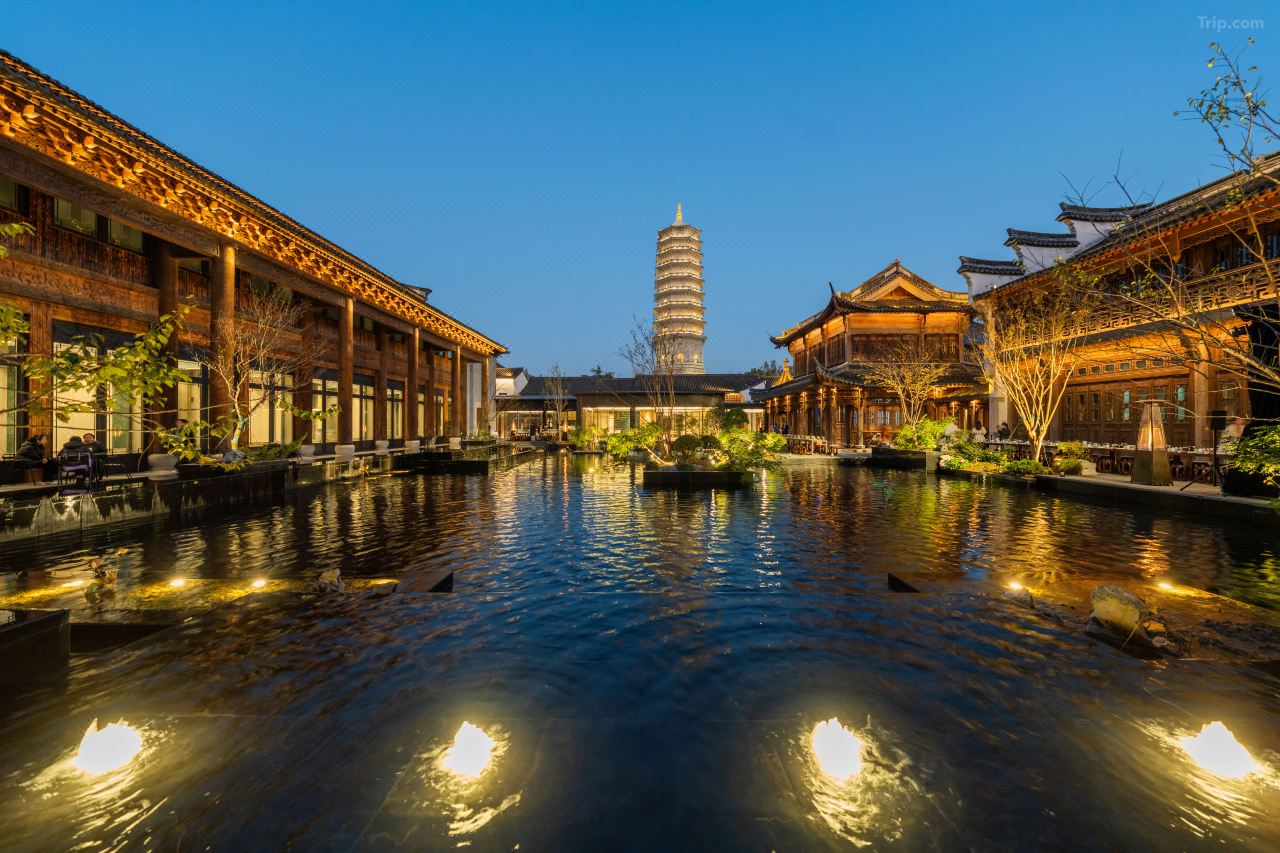 Night exterior shot of Shi Lang Boutique Hotel building.