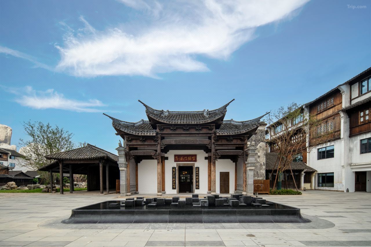 The grand entrance of a traditional Chinese-style hotel building with symmetrical architecture and a spacious open courtyard.