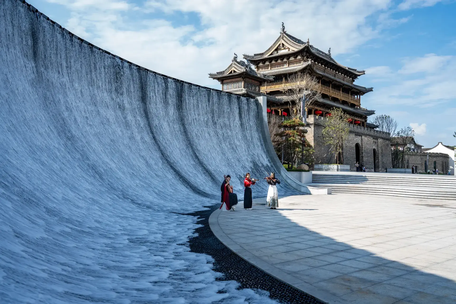 Chinese and western instrumental performance before Yanguan tide wall.