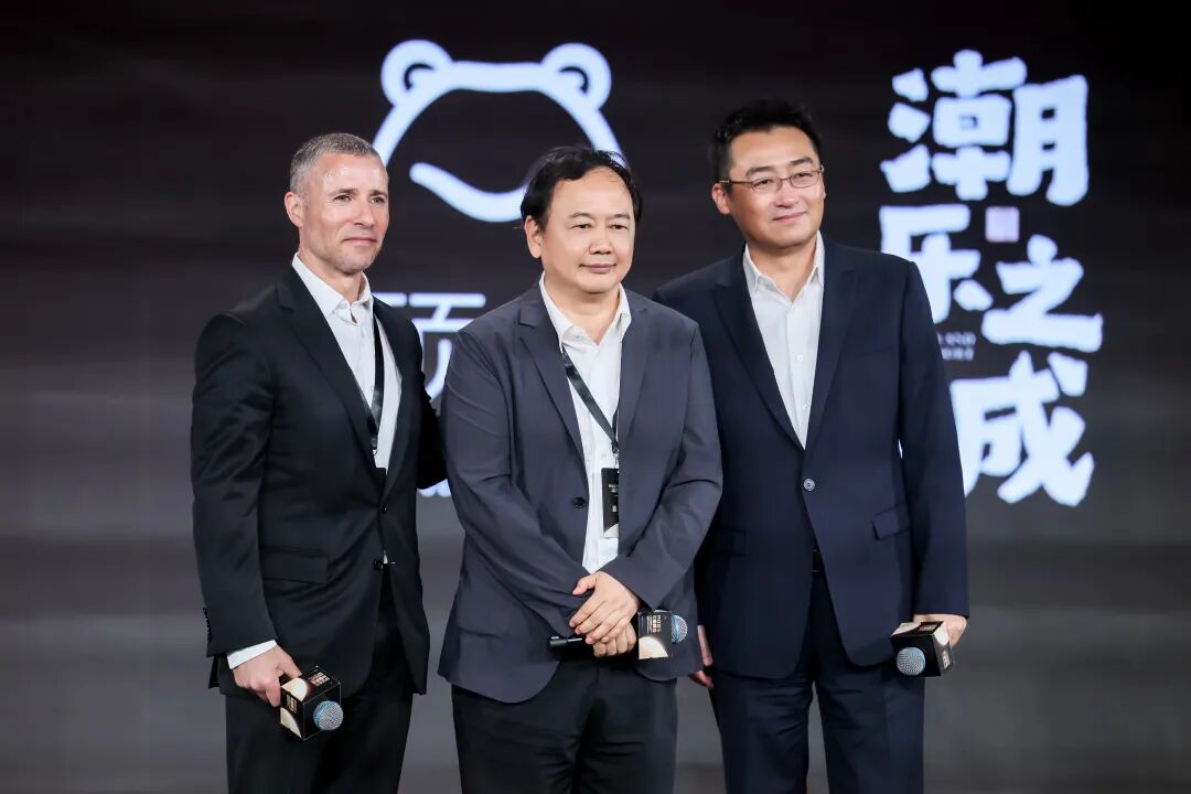 Signing ceremony of Dingdu Group and Universal Music Greater China partnership, featuring key representatives from both organisations